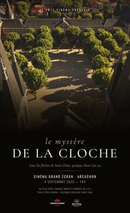 L'affiche du Mystère de la cloche : la cour de l'école vue du ciel entre les deux flèches, le titre en lettres claires