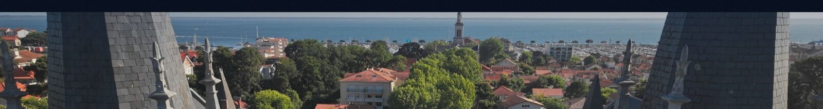 Vue aérienne depuis les flèches de Saint Elme, les toits d'Arcachon et le bassin à l'horizon